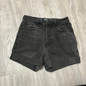 black hollister shorts!